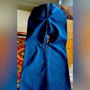 NYJD BLACK DENIM JEANS BEADS ON BACK POCKET.